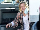 Brad Pitt si dopál pauzu na cigaretu.