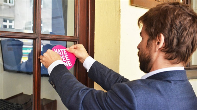 Robert Pelikán lepí na dvee ministerstva spravedlnosti Hate Free nálepku.