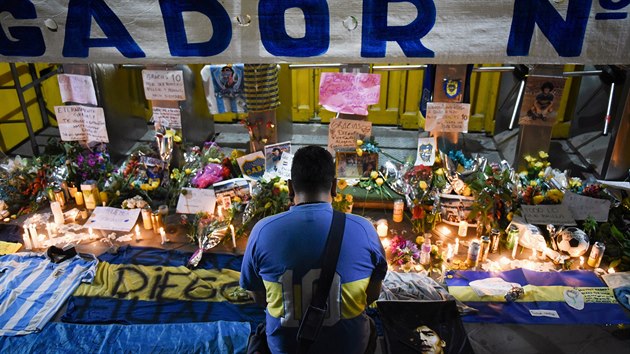 Fanou�ci se lou�í s legendárním Diegem Maradonou.