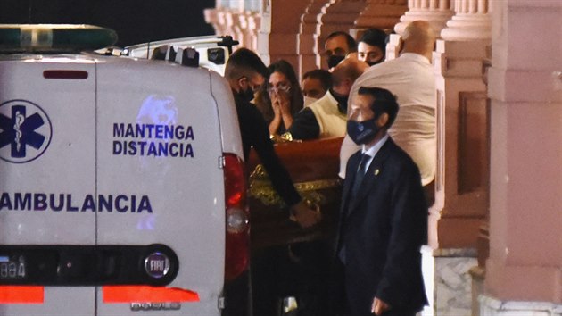 Rakev s t�lem Diega Maradony je p�ivá�ena do prezidentského paláce.