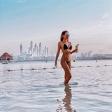 Andrea Verešová se sluní v Dubaji. Bez moře prostě dlouho nevydrží.