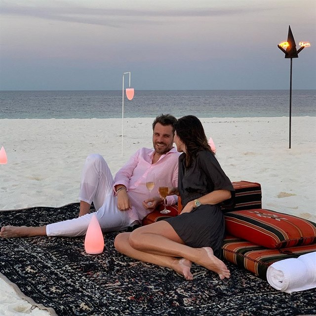 Leoš Mareš s manželkou Monikou si užívají romantiku na pláži.