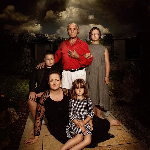 Fotograf Jan Saudek se nechal zvěčnit se svou rodinou.