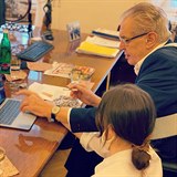 Miloš Zeman a jeho dcera vybírají vítězný snímek Pražského hradu.