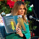 Melania Trump pedt dtem pohdku.