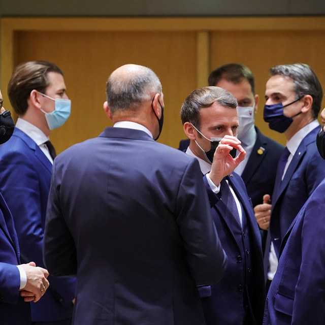 Emmanuel Macron debatuje s Viktorem Orbnem.