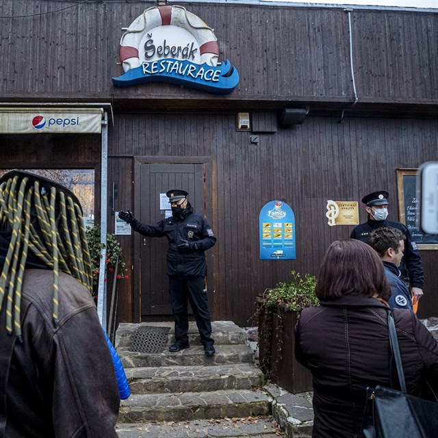 Policist zasahuj v restauraci eberk.