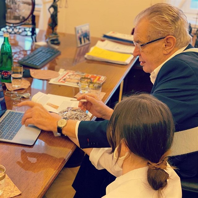 Milo Zeman a jeho dcera vybraj vtzn snmek Praskho hradu.