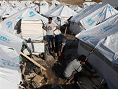 Uprchlický tábor Kara Tepe. Podmínky jsou zde podle aktivist i samotných...