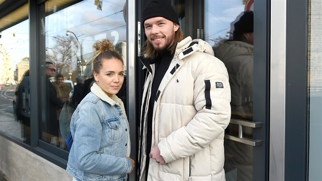 Lucie Vondrá�ková a Matyá� Hlo�ek spolu natá�í videoklip.