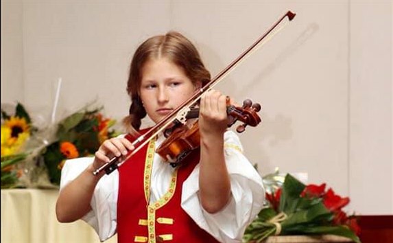 Takhle Kateina válela na housle jako malá, ukázal Klaus.