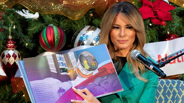 Melania p�ed�ítala d�tem pohádku.