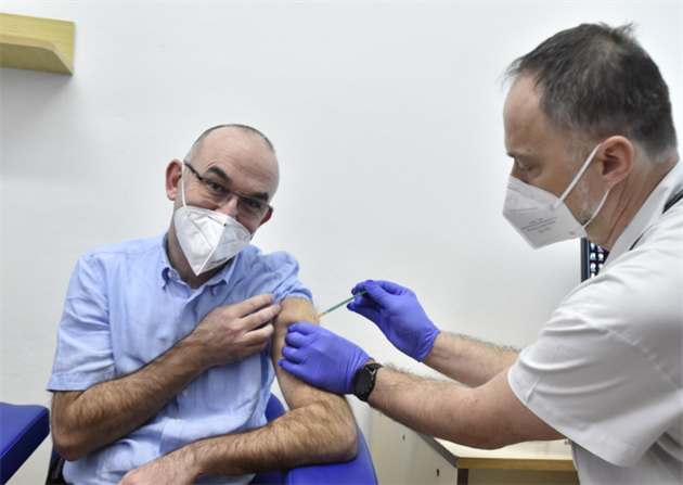 Očkování v Česku začalo: Vakcínu jako jeden z prvních vyzkoušel premiér Andrej...