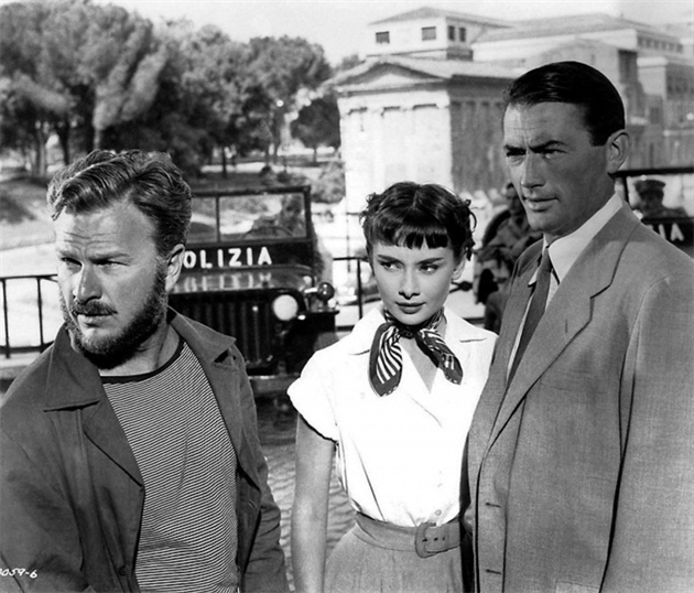 Gregory Peck, Audrey Hpburn a Eddie Albert ve filmu Przdniny v m.