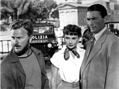 Gregory Peck, Audrey Hpburn a Eddie Albert ve filmu Prázdniny v ím.