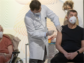 Okování v esku zaalo: Vakcínu jako jeden z prvních vyzkouel premiér Andrej...