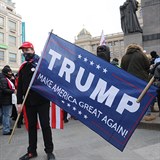 Příznivec Donalda Trumpa na Václavském náměstí. To dosluhujícího amerického...
