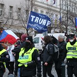 Demonstranti nakonec vyrazili z Václavského náměstí směr k americké ambasádě.