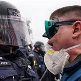 Policista proti demonstrantovi