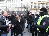 Policisté peván eili absenci rouek na ústech pítomných demonstrant. Ti...