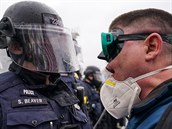 Policista proti demonstrantovi
