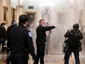 Trumpovi píznivci pronikli do Kapitolu.