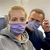 lexej Navalnyj s manželkou na palubě letadla, které je dopravilo zpátky do...