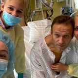Alexej Navalnyj na snímku z berlínské kliniky Charité, kde se léčil z pokusu o...