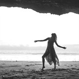 Helena Láska Houdová tančí jako o život, počasí na Bali navzdory.