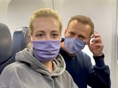 lexej Navalnyj s manelkou na palub letadla, které je dopravilo zpátky do...