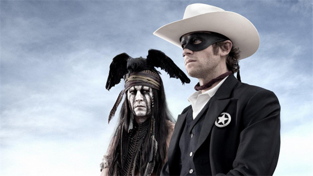 Johnny Depp a Armie Hammer ve filmu Osaml jezdec