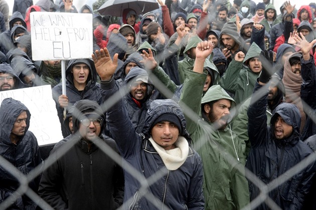 Migranti na hranicích Bosny s Chorvatskem ádají Evropu o pomoc.