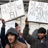 „Nejsme zvířata, chceme pomoc od Evropské unie,“ volají migranti.