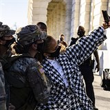 Jennifer Lopez trénuje na inauguraci Joe Bidena. Selfie s vojáky nesmí chybět.