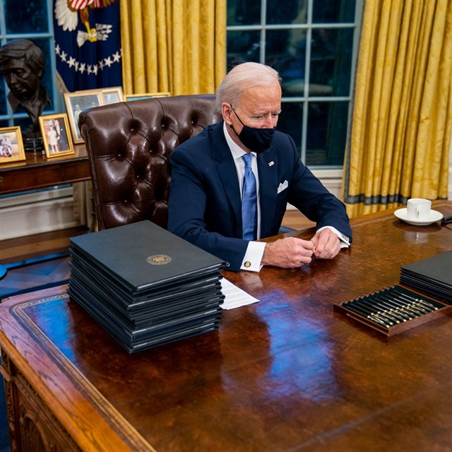 Joe Biden už úřaduje v Bílém domě.