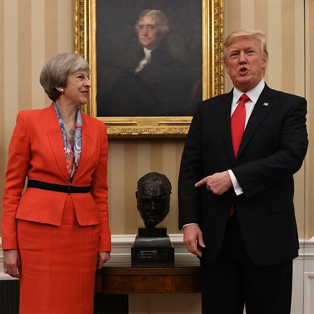 Bval britsk premirka Theresa Mayov s Donaldem Trumpem u busty Winstona...