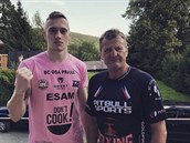 Matú Juráek se svým trenérem a bývalým boxerem Rosou Osikou.