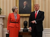 Bývalá britská premiérka Theresa Mayová s Donaldem Trumpem u busty Winstona...