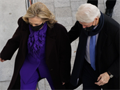 Bývalý prezident Bill Clinton a jeho manelka Hillary Clintonová picházejí do...