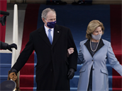 Bývalý prezident George W. Bush a jeho ena Laura picházejí na 59....