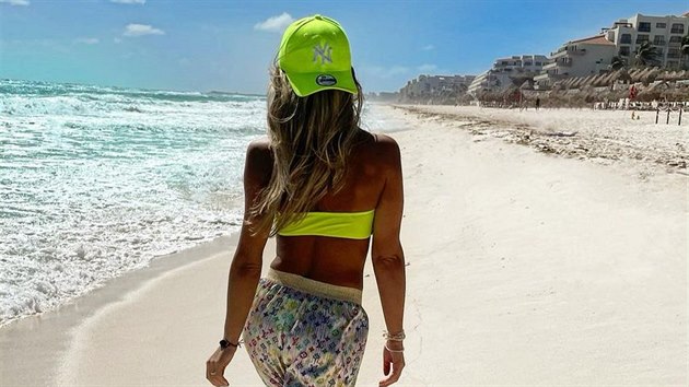 Nela Slováková v kalhotech, které si prý nechala uít z látky Louis Vuitton.