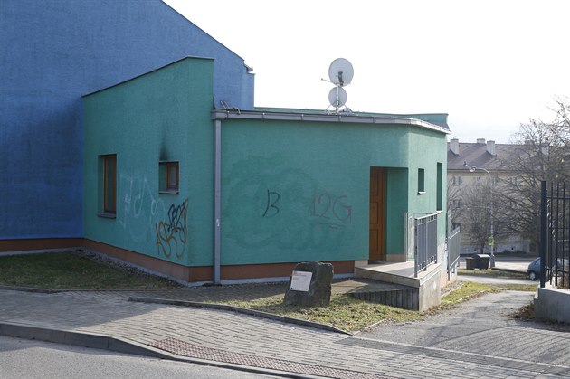 V tomto dom Gabriela Koukalov bydl dnes. Graffiti j urit nevad.