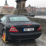 Youtuber zaparkoval na Karlově mostě tři auta.