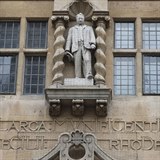 Socha Cecila Rhodese na budově Oxfordu