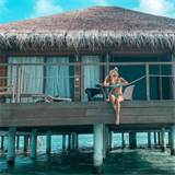 Eva Perkausová se na Maledivách dopřává luxus rozlehlého resortu.