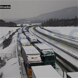 Kolona kamionů se na dálnici D8 protáhla na české straně až k Ústí nad Labem.