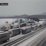Kolona kamionů se na dálnici D8 protáhla na české straně až k Ústí nad Labem.