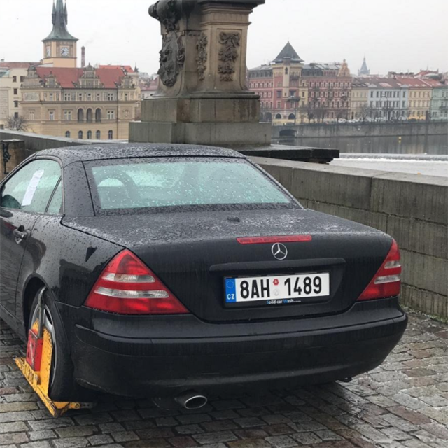 Youtuber zaparkoval na Karlov most ti auta.