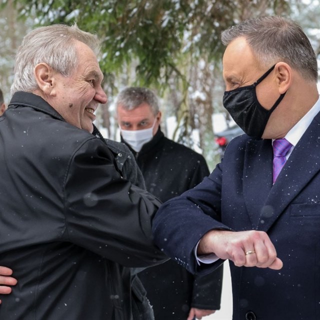 Miloš Zeman se zdraví s polským prezidentem Andrzejem Dudou.