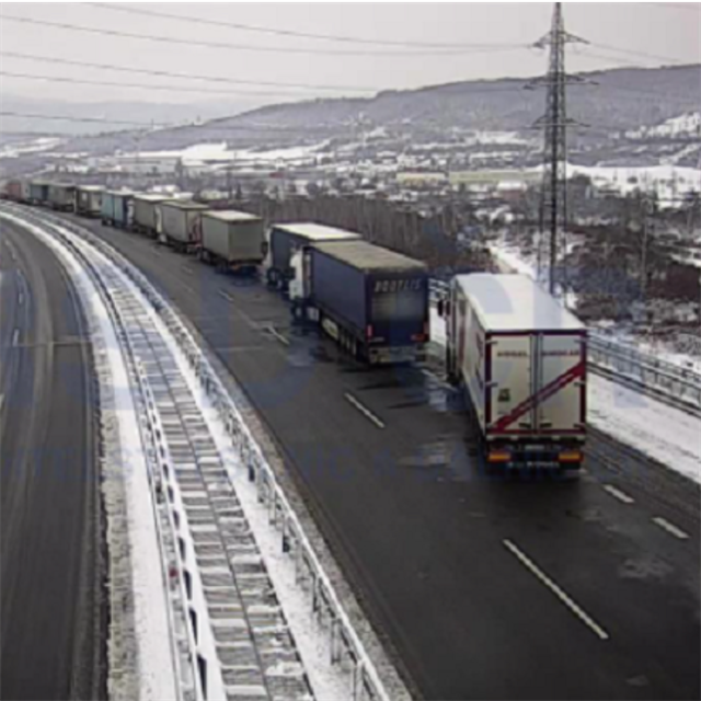 Kolona kamion se na dlnici D8 prothla na esk stran a k st nad Labem.